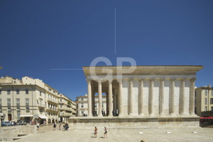 Maison carrée left view with people walking