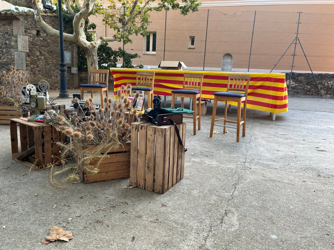 The stage waiting for the presentation of the magazine and the tribute.