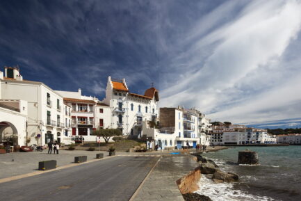 Cadaqués promenade, with the Serinyana house in the foreground.