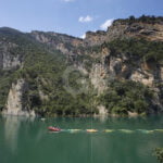 A boat dragging a group of empty kayaks inside Mont-Rebei gorge