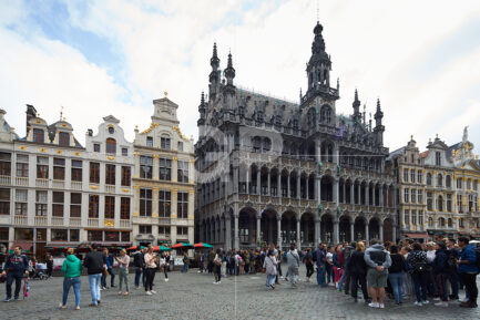 Horizontal photograph of the Maison du Roi de Bruxelles with many people in the Grand Place of Brussels﻿